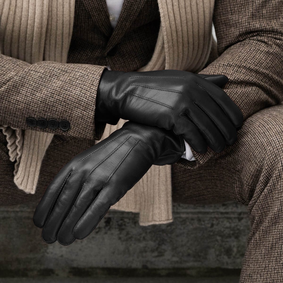 Classic Italian lambskin leather gloves with cashmere lining & touchscreen (2)