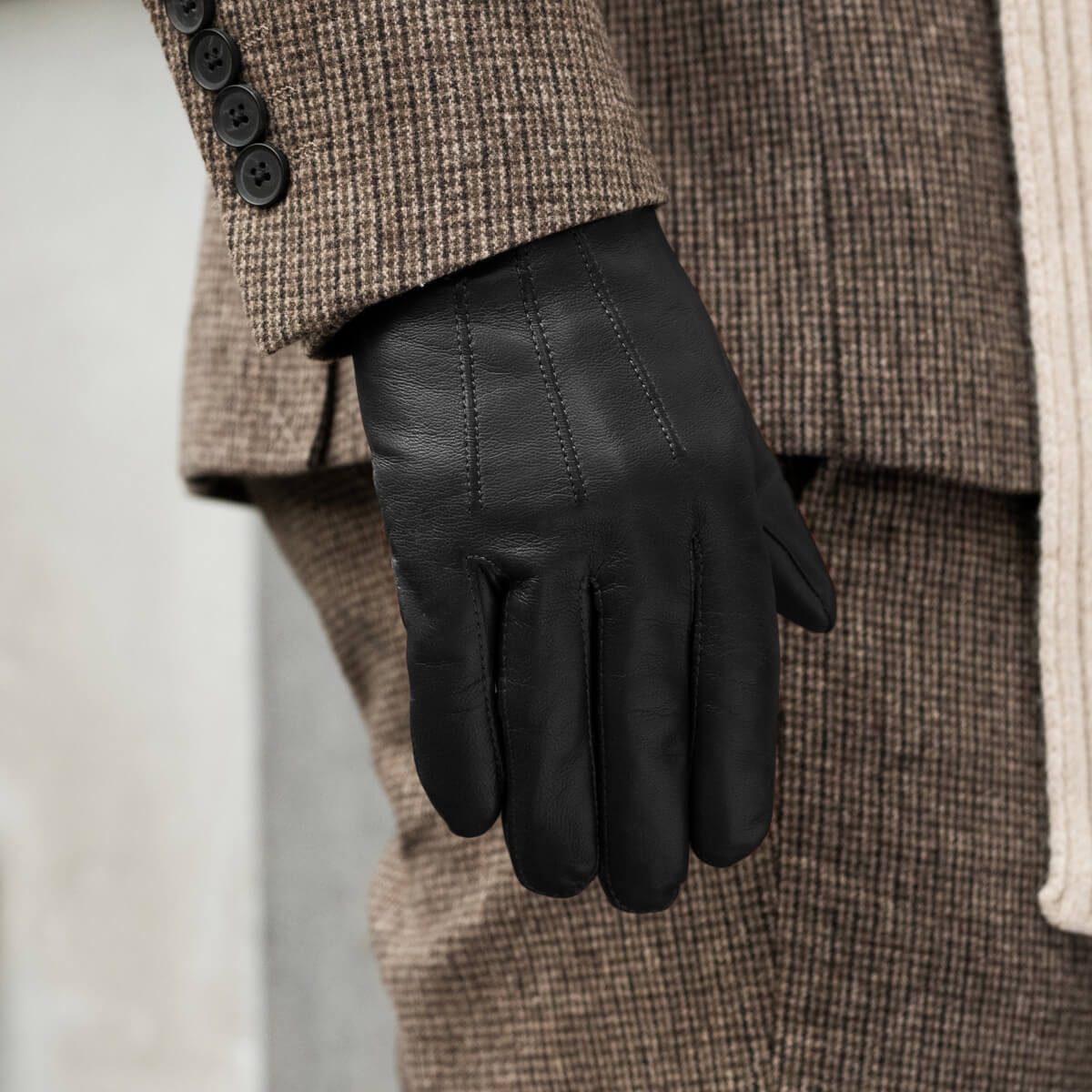 Classic Italian lambskin leather gloves with cashmere lining & touchscreen (1)